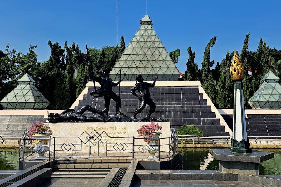 Monumen Tugu Pahlawan dan Museum Sepuluh Nopember Surabaya