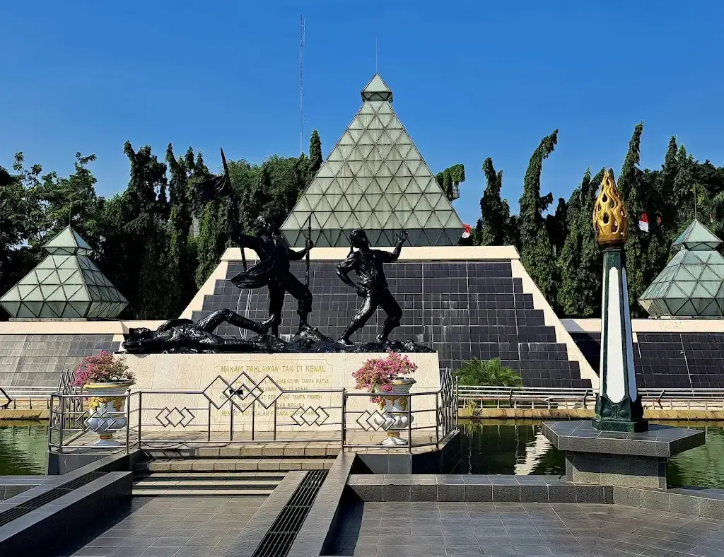 Monumen Tugu Pahlawan dan Museum Sepuluh Nopember Surabaya