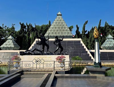 Monumen Tugu Pahlawan dan Museum Sepuluh Nopember Surabaya
