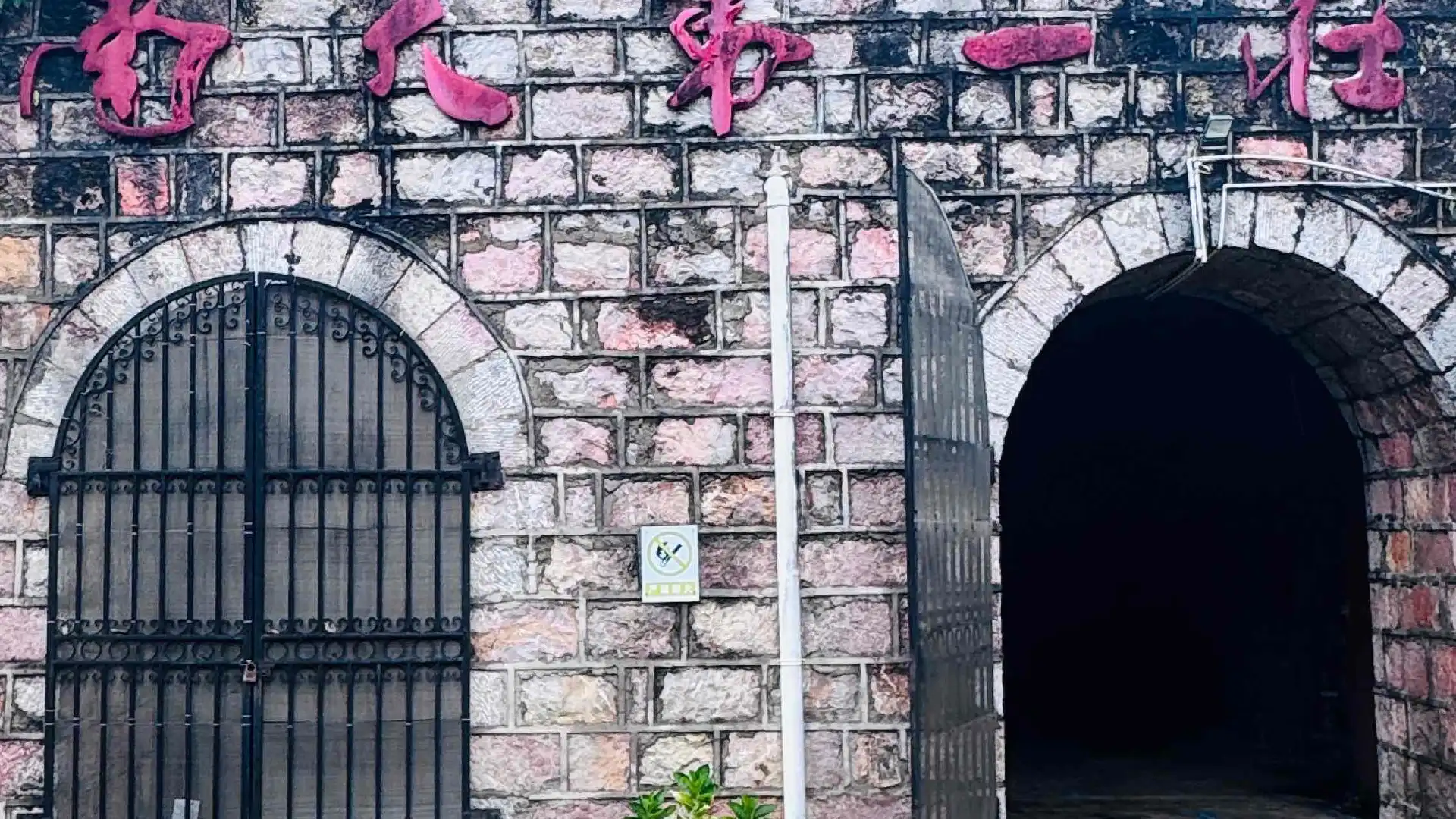 Hotels near Yunnan Red Chateau