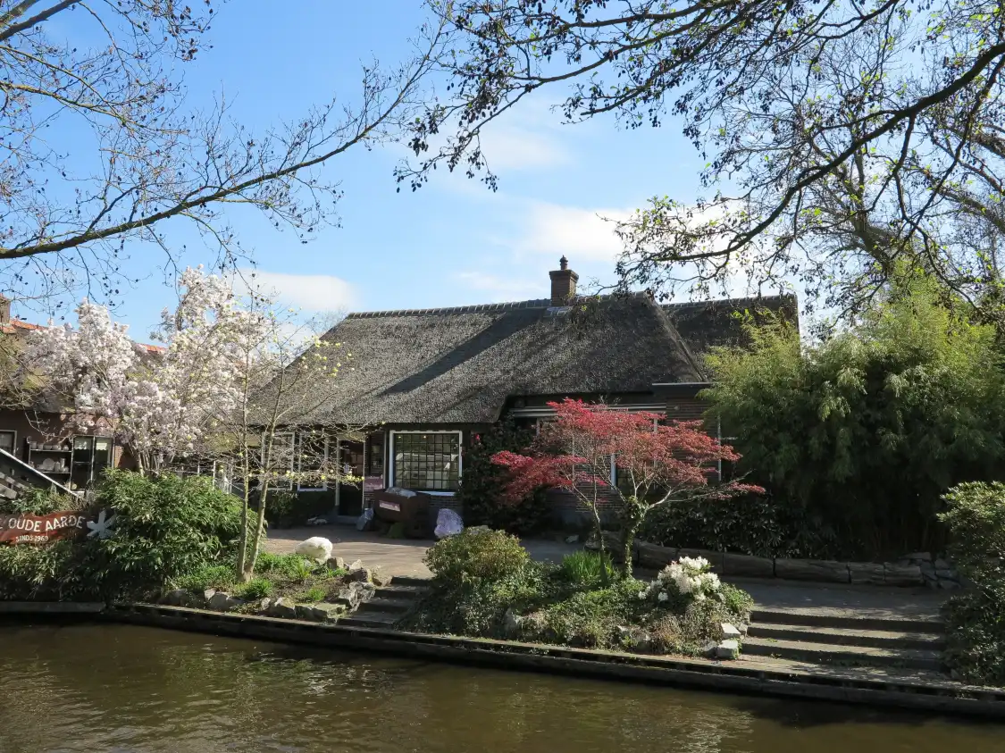 Hotels near De Oude Aarde