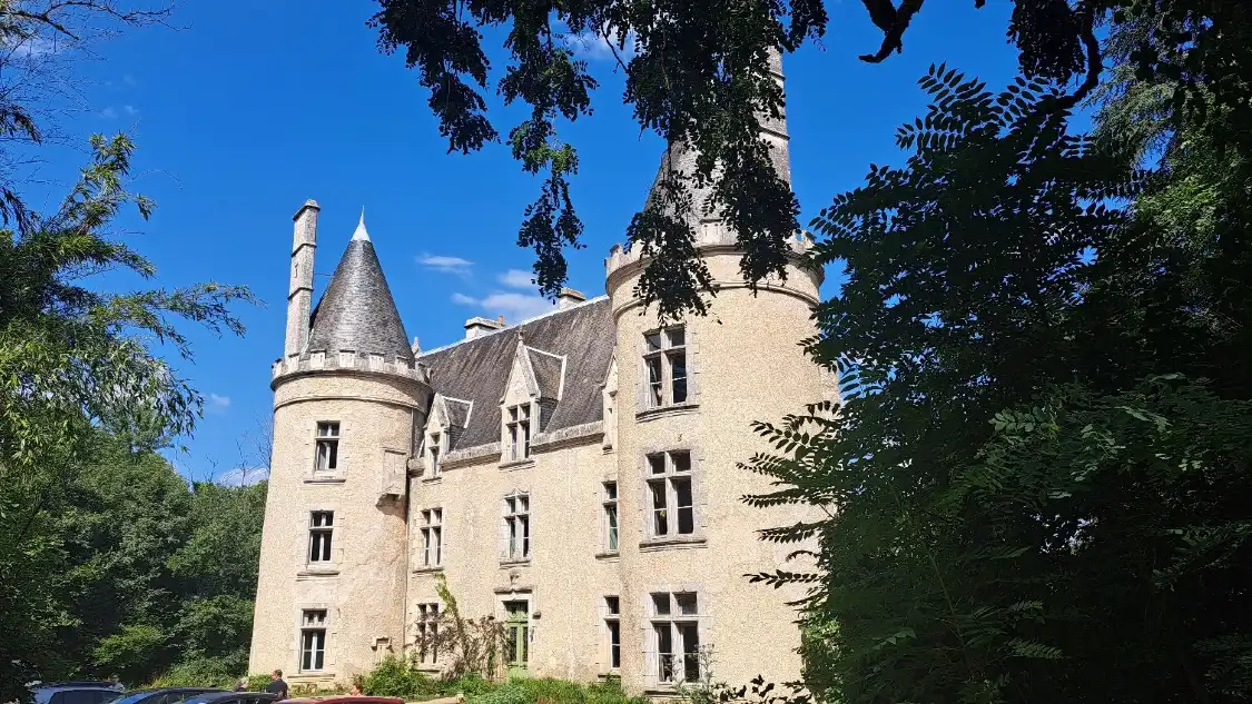 Castle Fougeret 주변 호텔