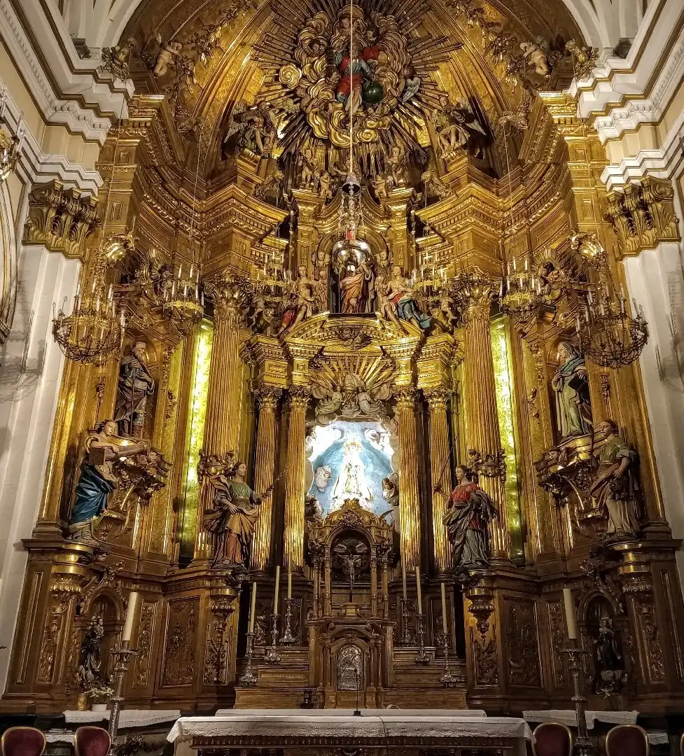 Hotels near Iglesia de San Saturnino