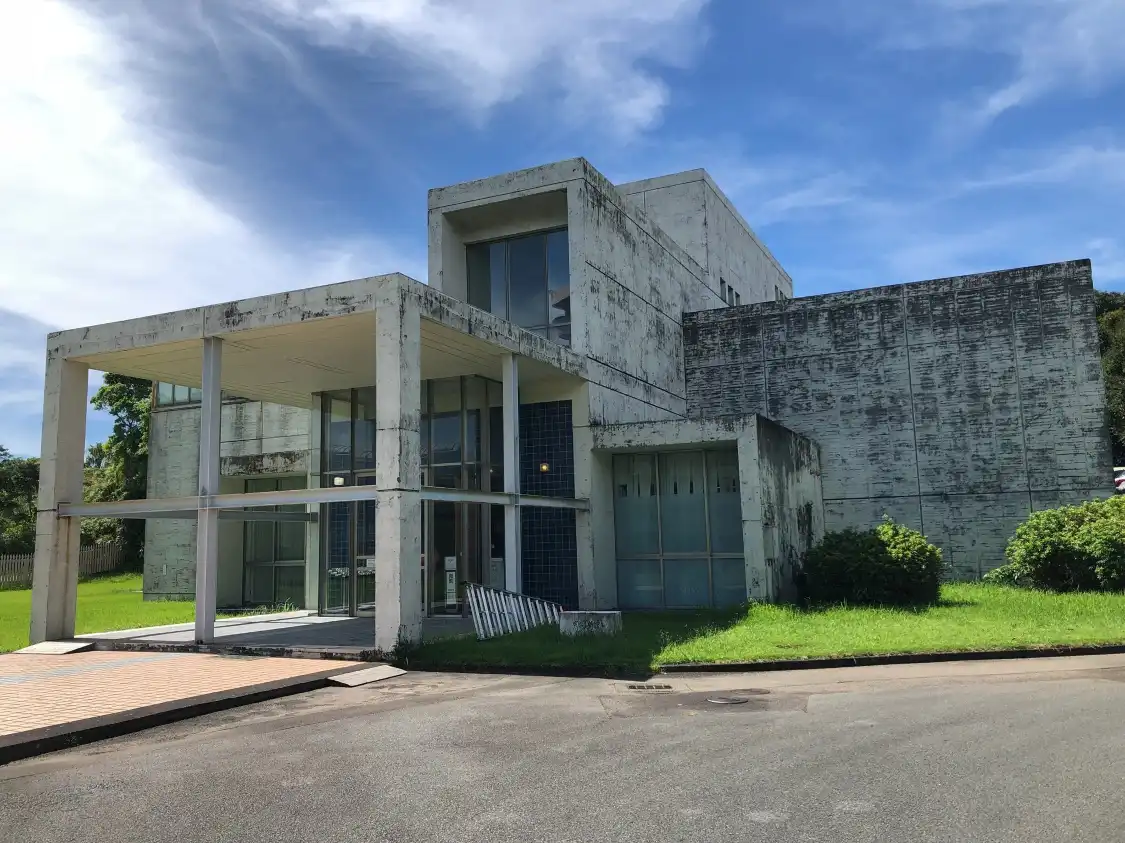 Hotels near Iwasaki Museum