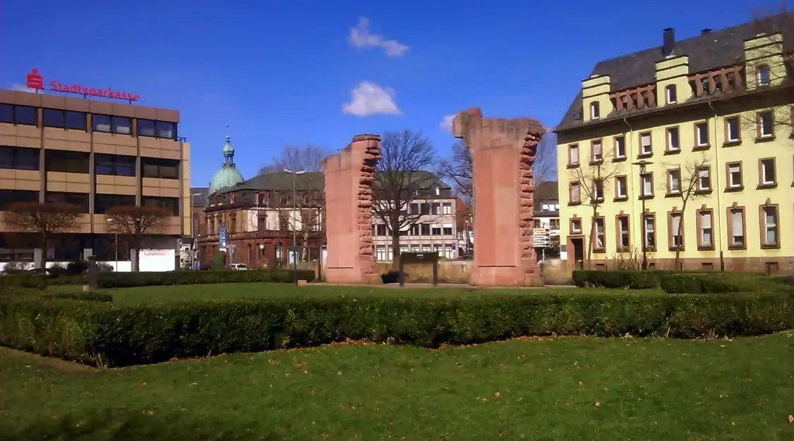 Hotels near Synagogue Monument