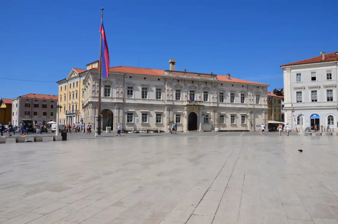 Hotels near Sodna palaca