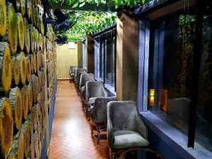 8 Ball Pool and Snooker Lounge ( UP 81)