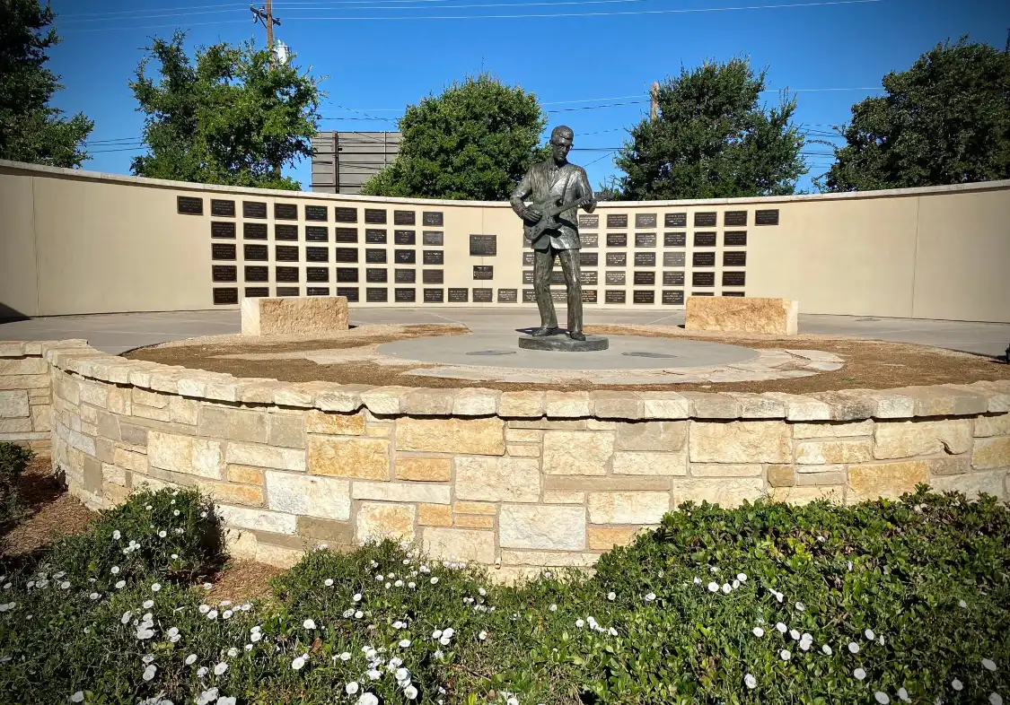 Hotel dekat Buddy Holly Statue
