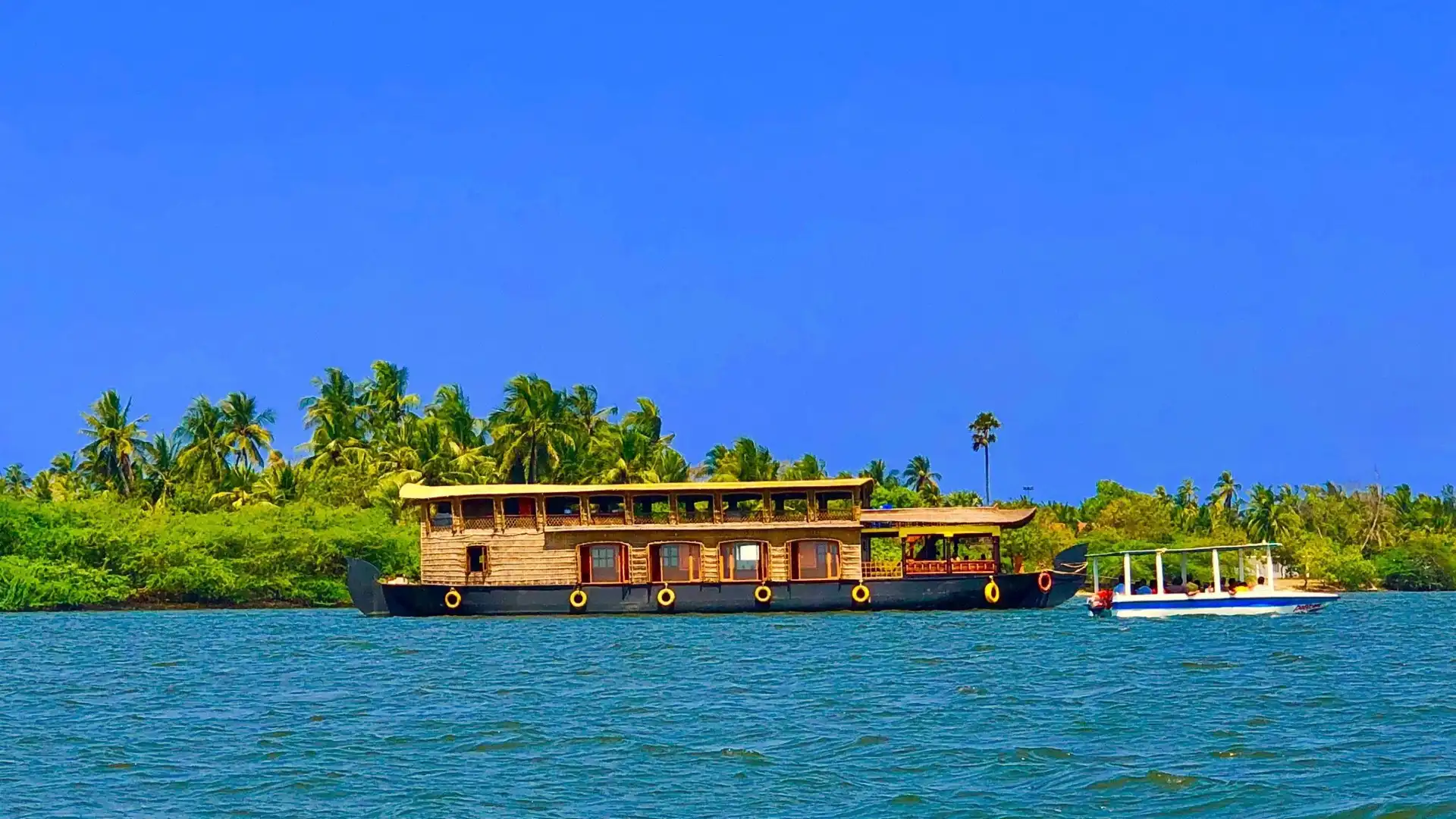 Hotels near Paradise beach