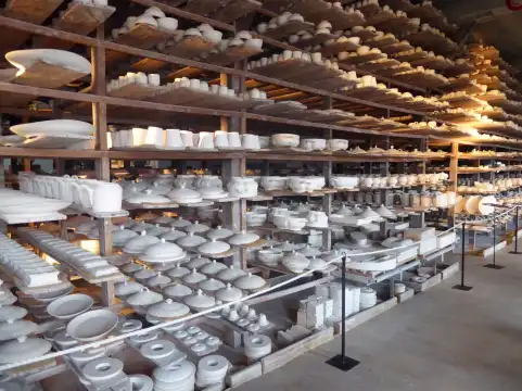 鄰近貝爾納多瓷器廠的酒店