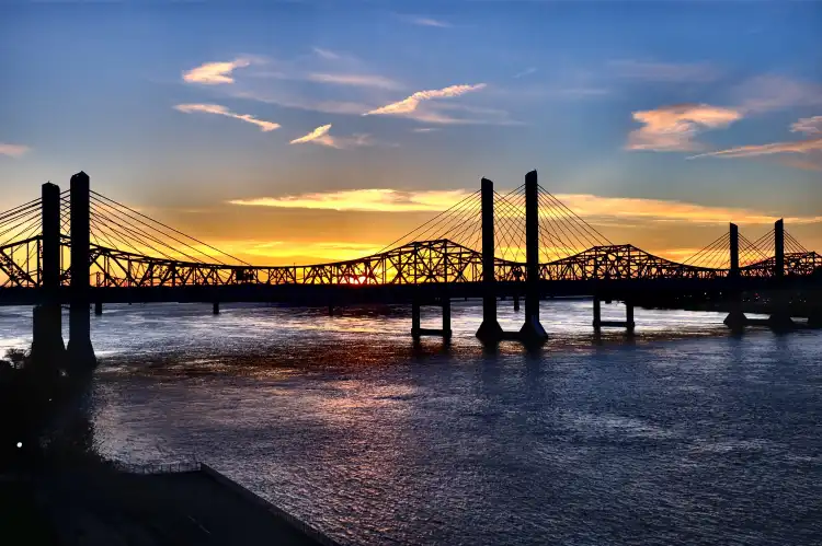 Hotels near Big Four Bridge