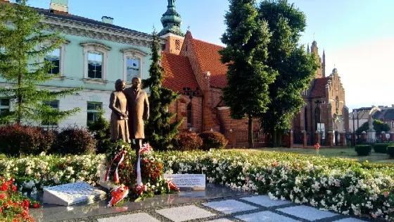 Monument to Maria and Lech Kaczynski