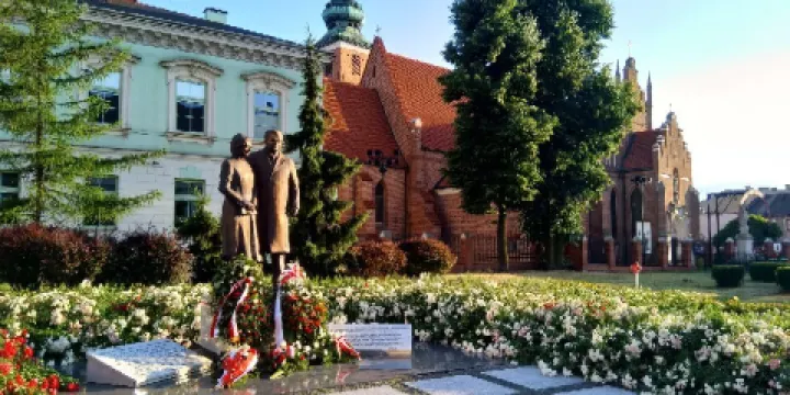 Monument to Maria and Lech Kaczynski