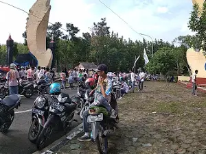 Tugu Kujang Perbatasan Jabar Jateng