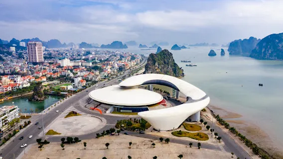 Cung cá heo Hạ Long