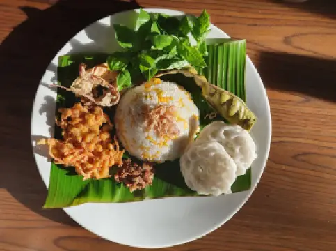 Ndoro Glompong: Culinary Adventure and Sport