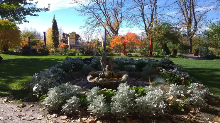 Các khách sạn gần Idaho Botanical Garden