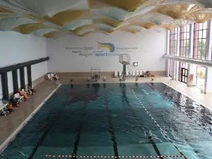 Heinrich-Völker-Bad: Hallenschwimmbad (geschlossen) mit Freibad (geöffnet)