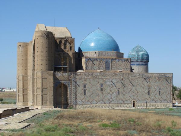Compare 2 airports near Turkistan