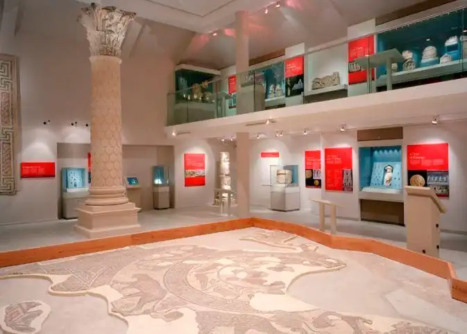 Hotel dekat Corinium Museum