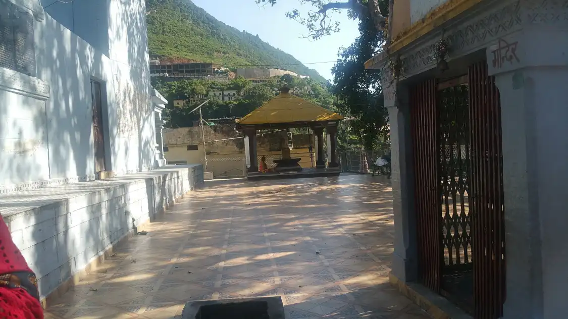Hotels near Raghunath Temple