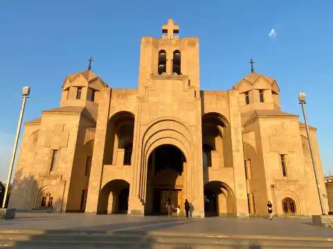 セント グレゴリー ザ イルミネーター 大聖堂周辺のホテル