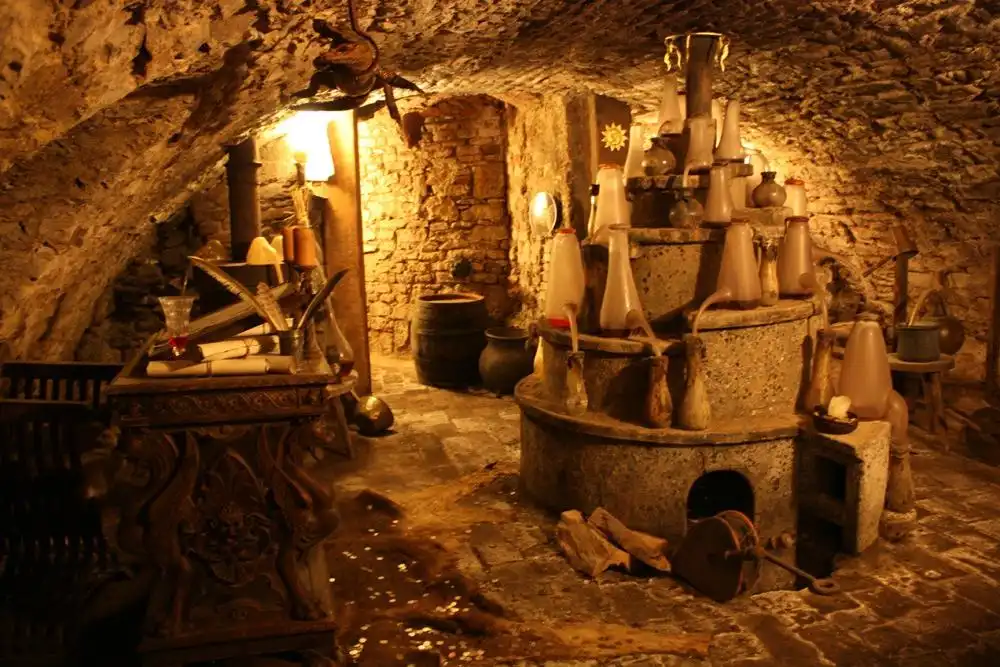 Hotels near Speculum Alchemiae