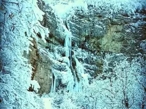 ‪Afurdzhi Falls