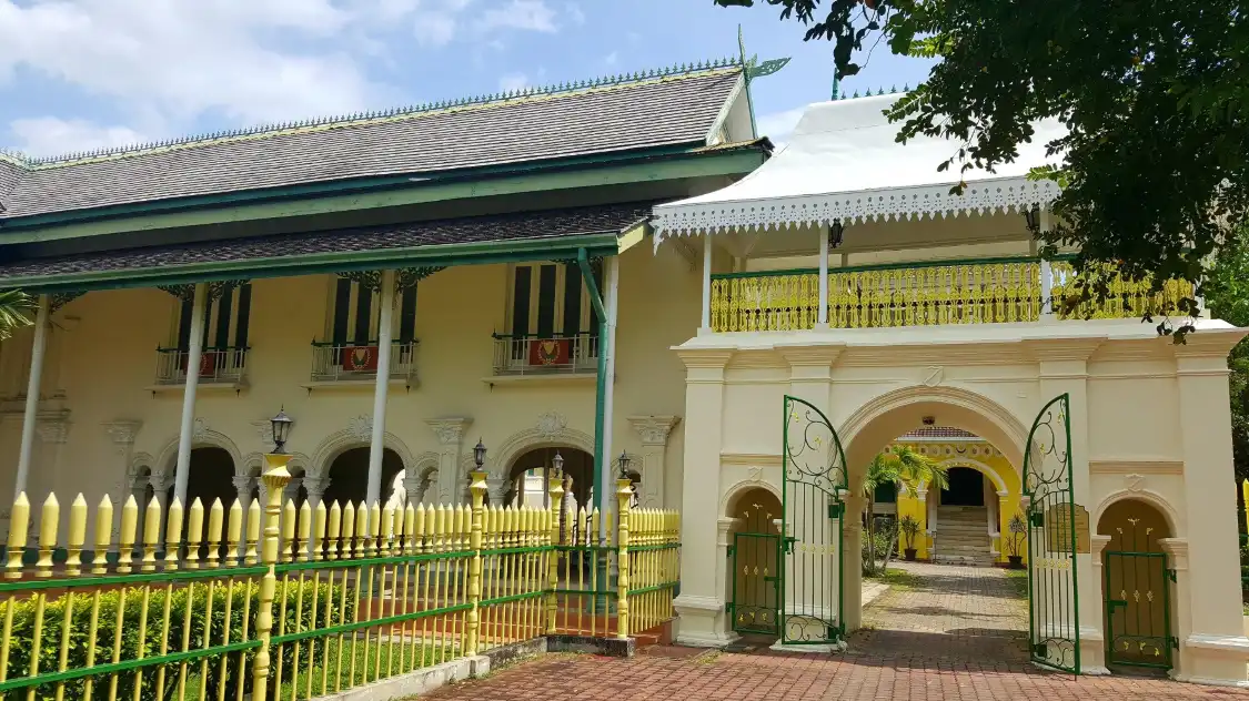 Hotels near Balai Besar
