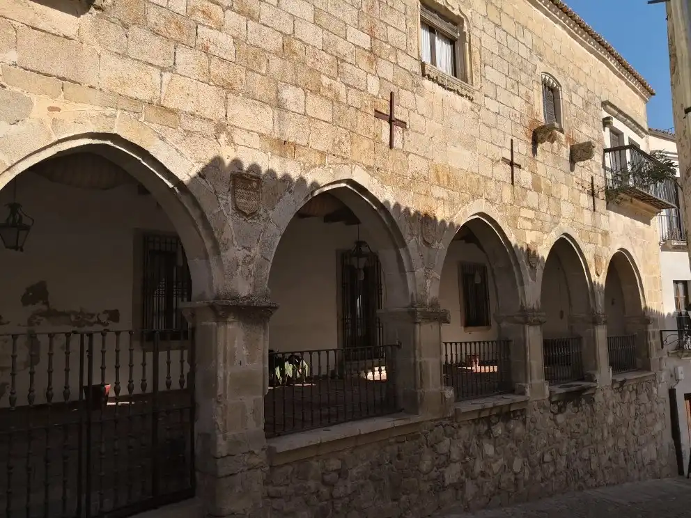 Hotels near Casas Principales de Los Chaves Sotomayor