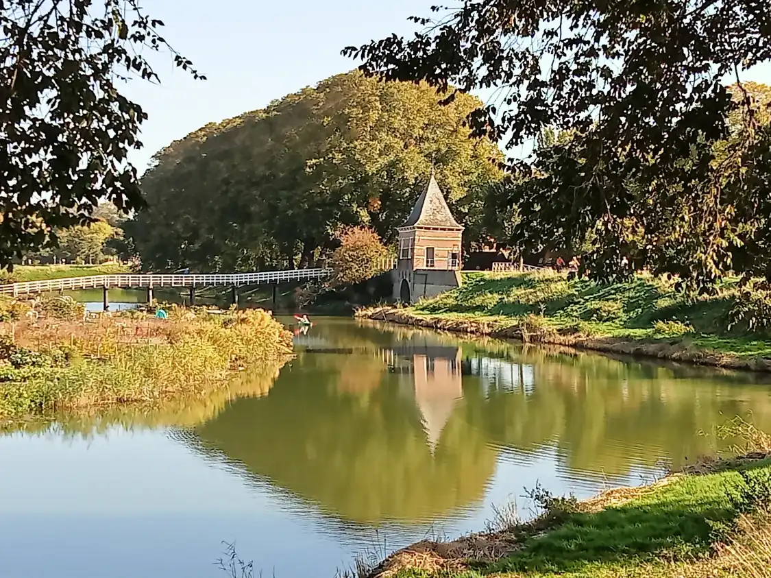 Waterpoort Oude Gouwsboom （1593）附近的飯店