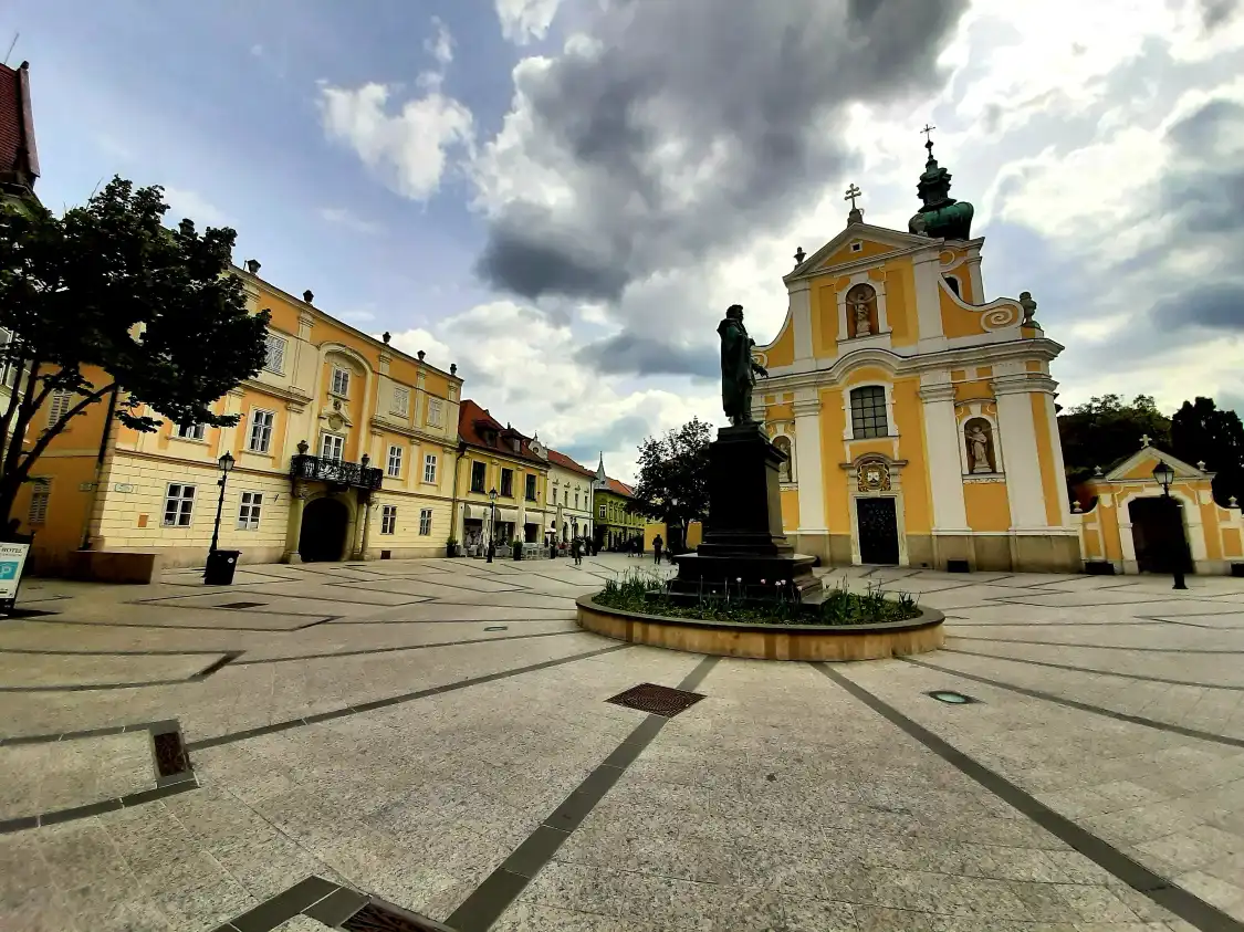 Hotels near Statue of Kisfaludi Karoly