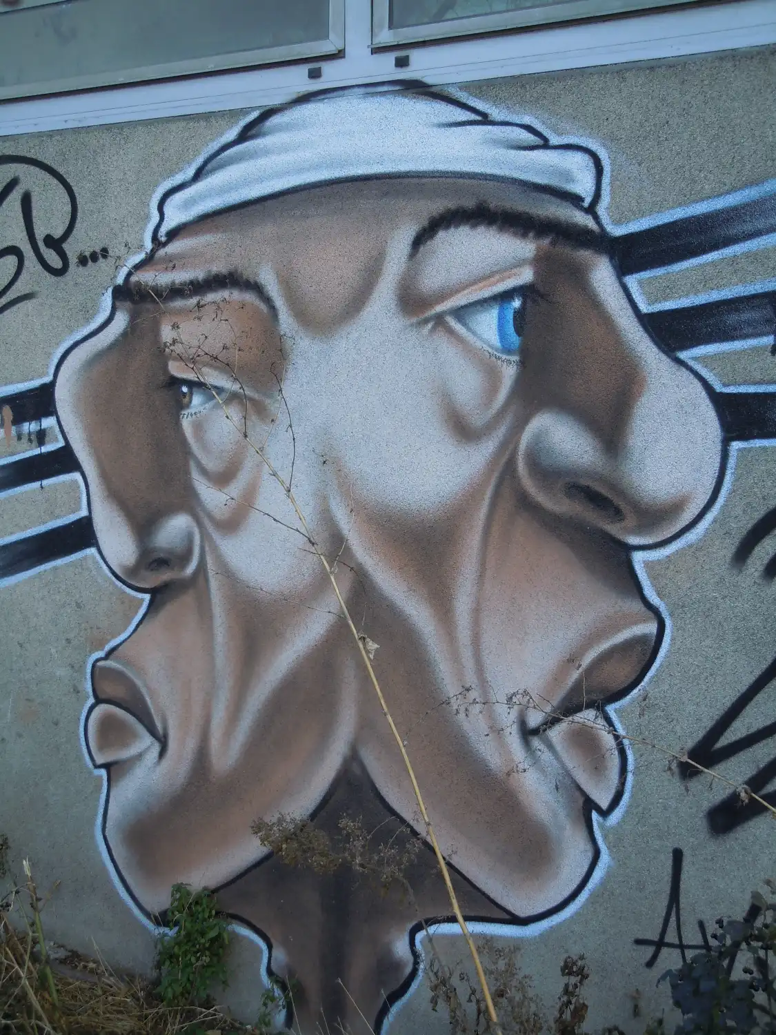 Hotels near Fresque "Atelier6B - 4 Portrait"