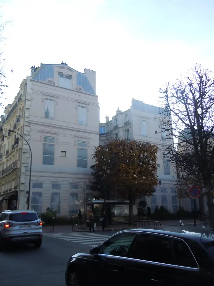 Hotels near Fresque Mairie