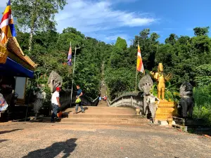 Dambok Khmao Pagoda Phnom Tbeng Meanchey