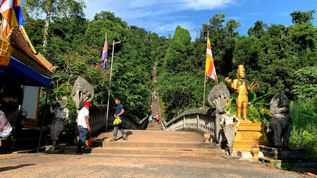 Dambok Khmao Pagoda Phnom Tbeng Meanchey