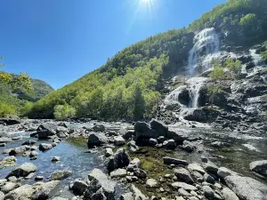 Flesefossen, Brattlandsdalen