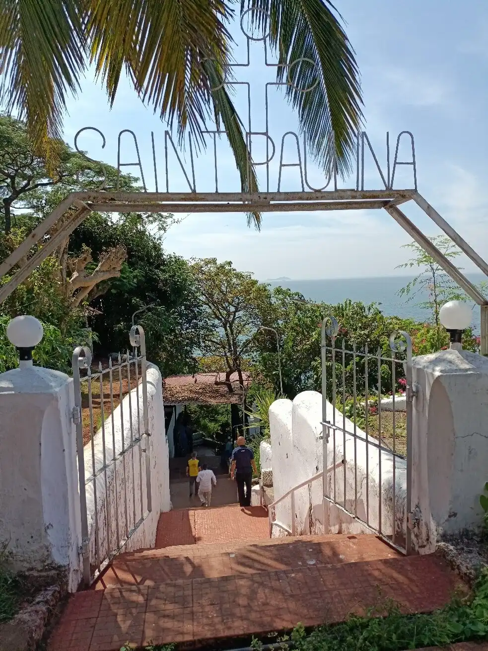 Hotels near Cabo Raj Bhavan