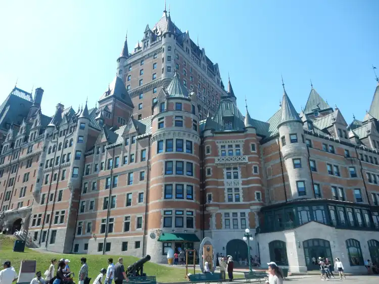 Hotels near Saint-Louis Forts and Châteaux National Historic Site