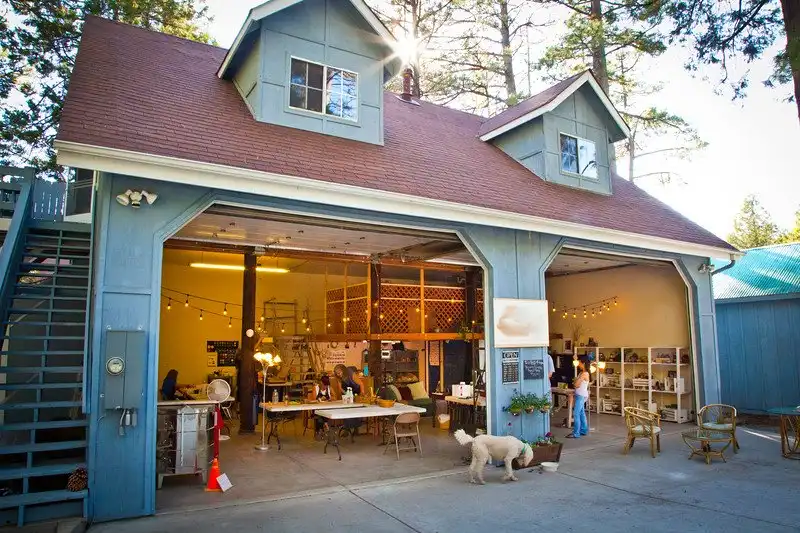 Hotels near Mountain Pottery