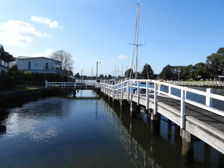 Hotels near Moyne River