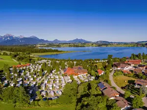 Sanitäre Anlagen und Schwimmbad Camping Hopfensee