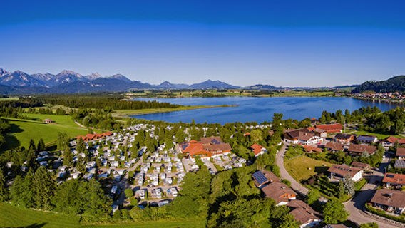 Sanitäre Anlagen und Schwimmbad Camping Hopfensee