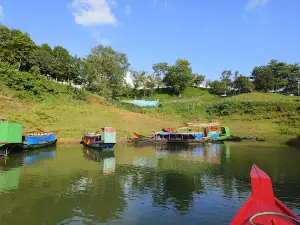Lakeshore Picnic Spot