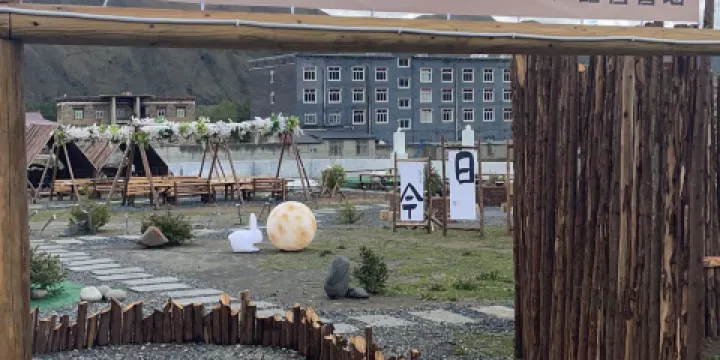 新都橋雲邊山坡露營營地