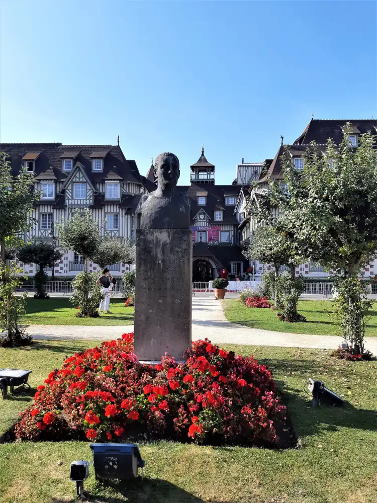 Hotels near Buste Francois Andre