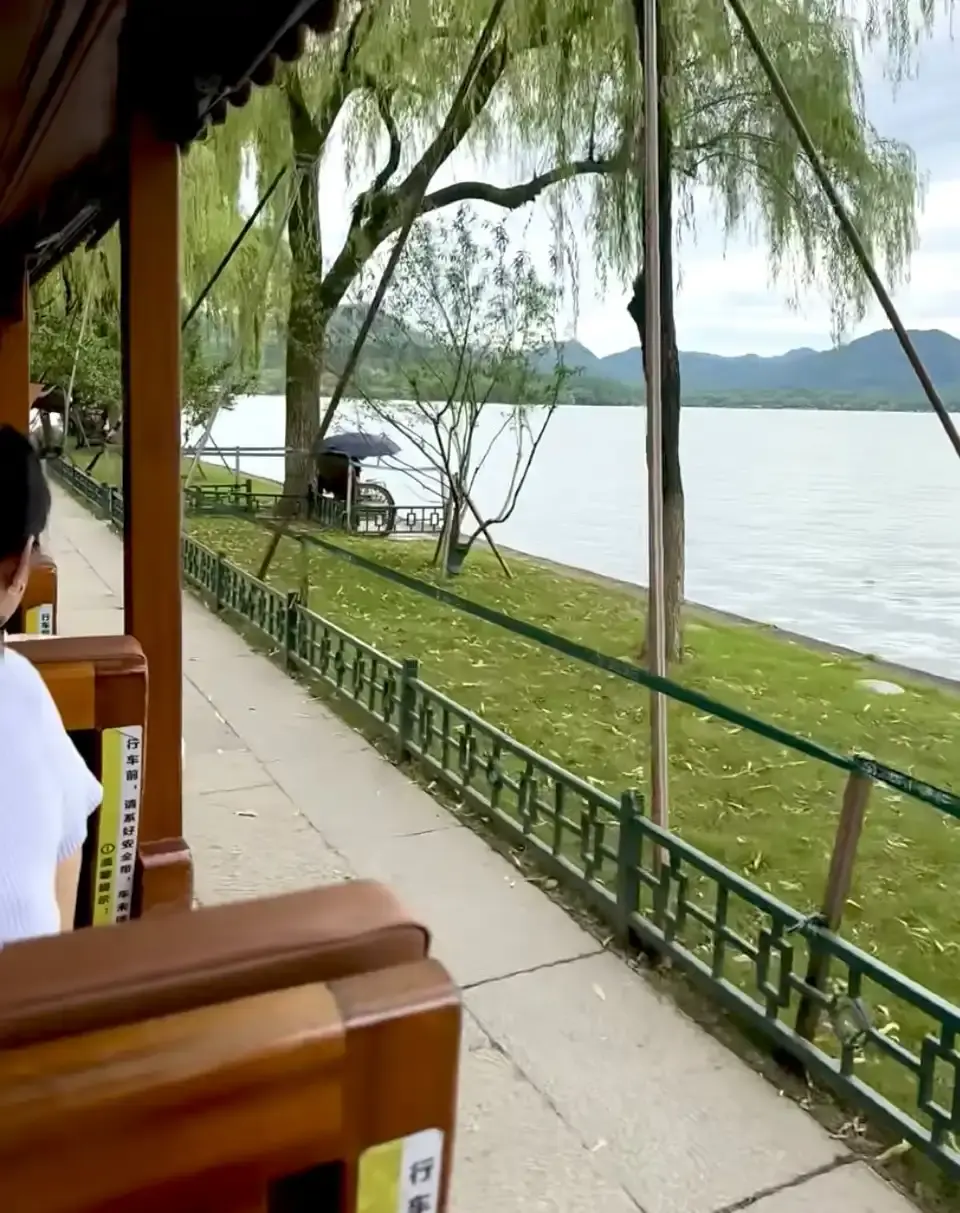 2_West Lake Sightseeing Tourist Car
