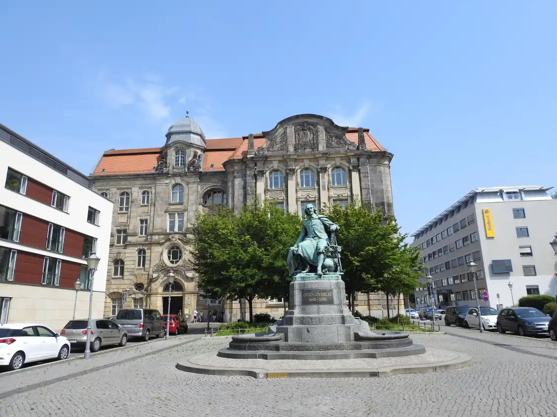 Hotels near Guericke Denkmal