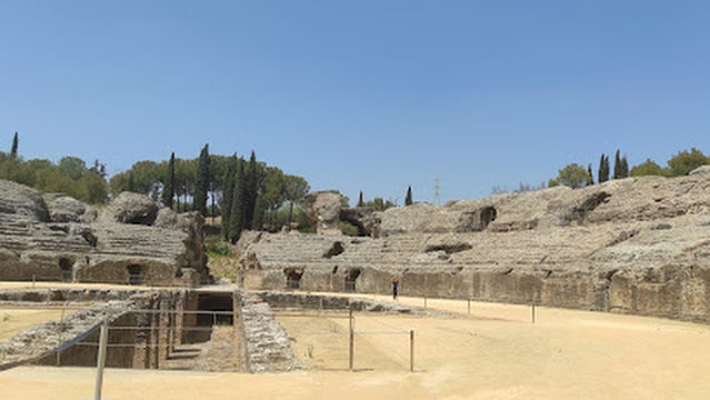 Itálica free tour. Traianeum de martes a domingos (10:00 y 12:00)