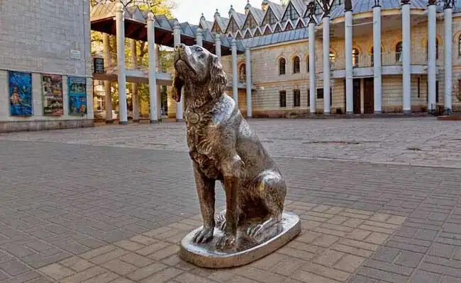 Hotels near Monument to White Bim Black Ear